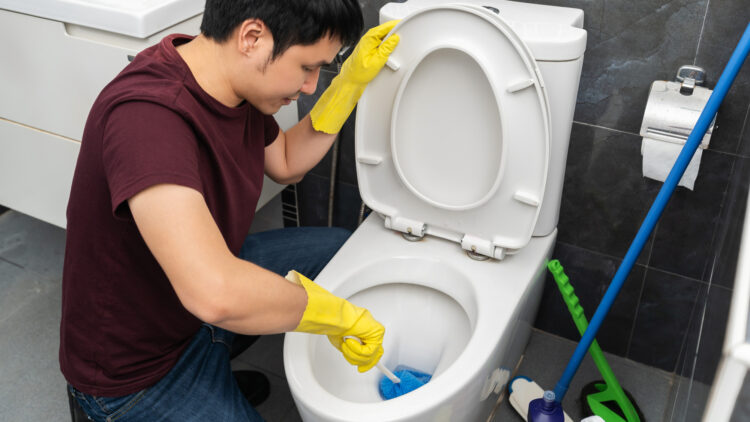 トイレを掃除している男性