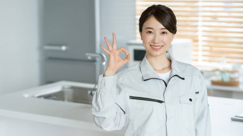 指でOKサインを示す水道修理業者