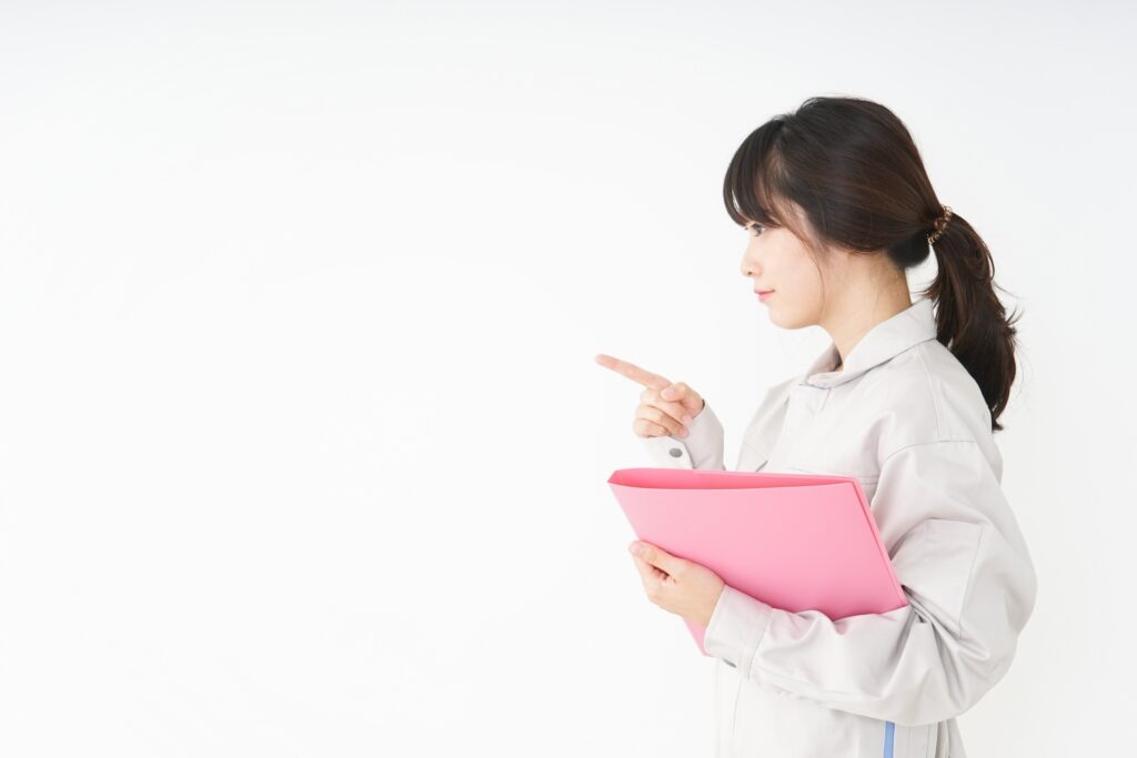 指差し確認する水道修理業者