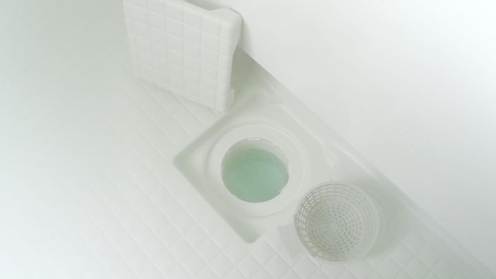 お風呂の排水口が逆流する原因・対処法！応急処置・賃貸の対応も紹介
