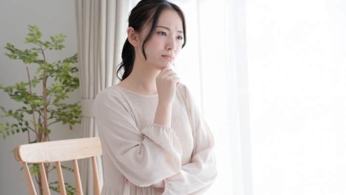 悩んでいる女性
