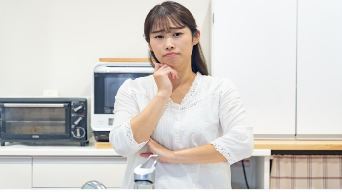 悩んでいる女性