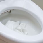 トイレの流れが悪い原因・見分け方！対処法や建物別の対応も紹介