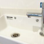 洗面所が水漏れしたら応急処置を！原因・修理方法や業者の費用相場も紹介