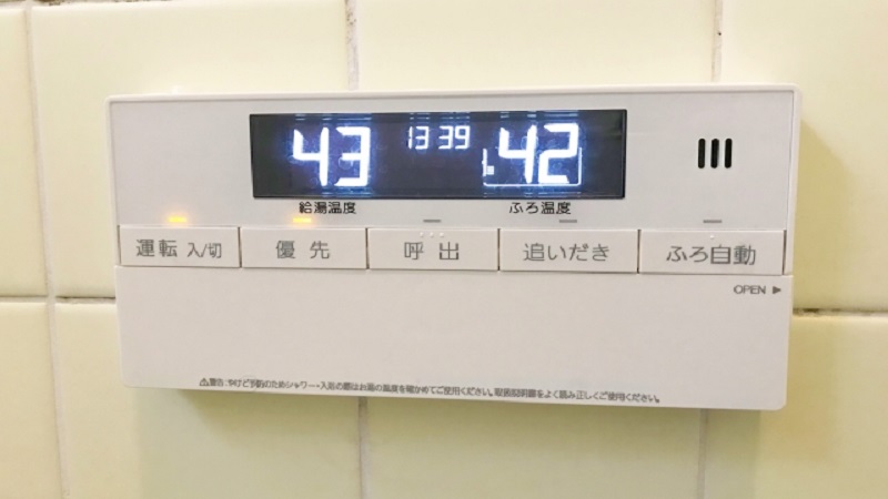 お風呂に設置された給湯器のリモコン