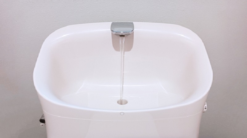 【場所別】トイレタンクの水漏れの原因・直し方 | 修理業者に頼む基準も紹介