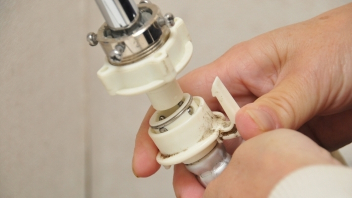 洗濯機の蛇口の水漏れの原因・自分で修理する方法！予防法も解説