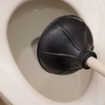 トイレつまりをすっぽん（ラバーカップ）で直す方法！選び方・使い方のコツ