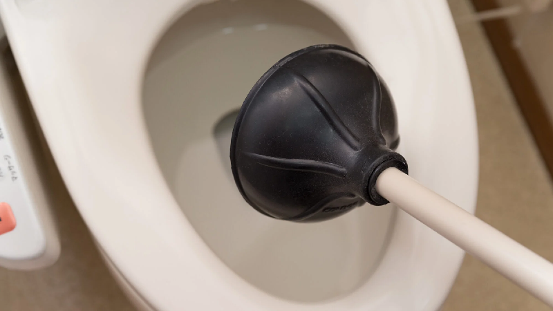トイレつまりをすっぽん（ラバーカップ）で直す方法！選び方・使い方のコツ
