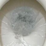 トイレつまりで少しずつ流れるときにお湯で解消！自分で対処OK・NGかも解説