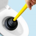 少しずつ流れるトイレつまりをラバーカップ（すっぽん）で解消！NGのケースも紹介