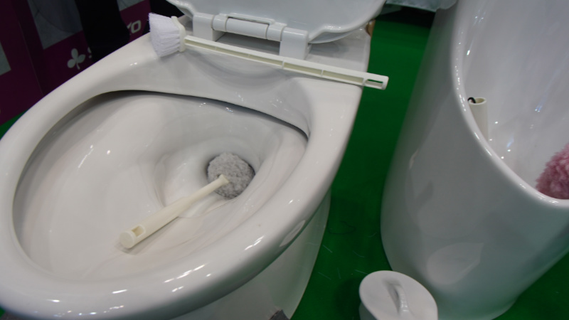 洋式トイレでブラシを使用