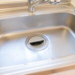 キッチンの排水口の臭いをハイターで解消！正しい掃除方法と予防方法